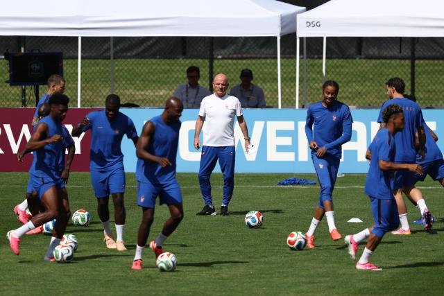 France's assitant coach Guy Stephane (C) attends a training session on the eve of France's 2026 World Cup football tournament Group I football match against Norway at Bentley University in Boston on June 25, 2026.  (Photo by FRANCK FIFE / AFP)