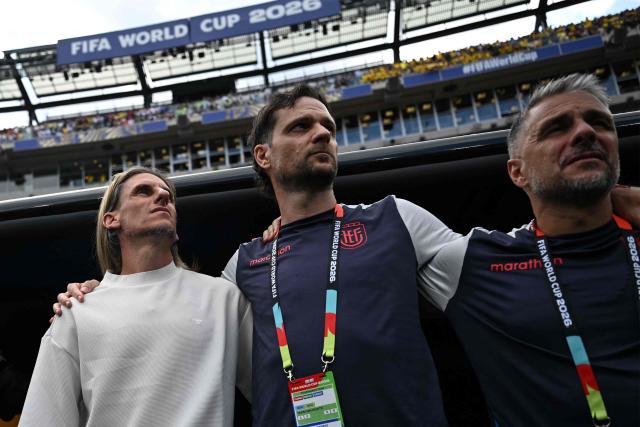 Ecuador's Argentine head coach Sebastian Beccacece (L) looks on ahead of the 2026 World Cup Group E football match between Ecuador and Germany at the New York/New Jersey Stadium in East Rutherford on June 25, 2026. (Photo by MAURO PIMENTEL / AFP)