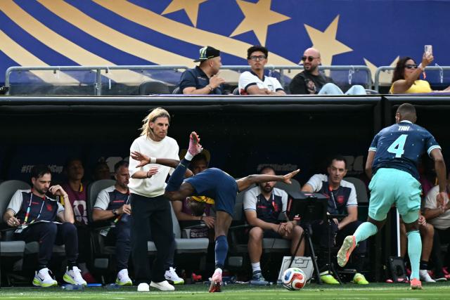 Ecuador's forward #13 Enner Valencia (C) falls next to Argentine head coach Sebastian Beccacece (L) during the 2026 World Cup Group E football match between Ecuador and Germany at the New York/New Jersey Stadium in East Rutherford on June 25, 2026. (Photo by Jewel SAMAD / AFP)