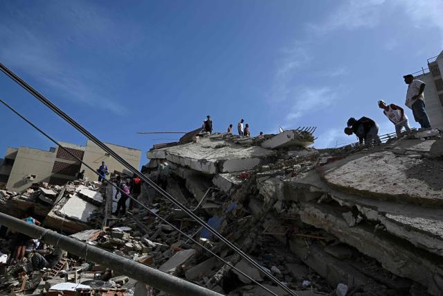 Locals search for possible victims amid the rubble following a twin earthquake in Caraballeda, La Guaira state, about 40 km northeast of Caracas, on June 25, 2026. The death toll from twin quakes, measured at magnitudes 7.2 and 7.5, has risen to at least 188, with more than 1,520 others injured, top lawmaker Jorge Rodriguez reported, while residents continue searching for missing relatives. (Photo by Federico PARRA / AFP)