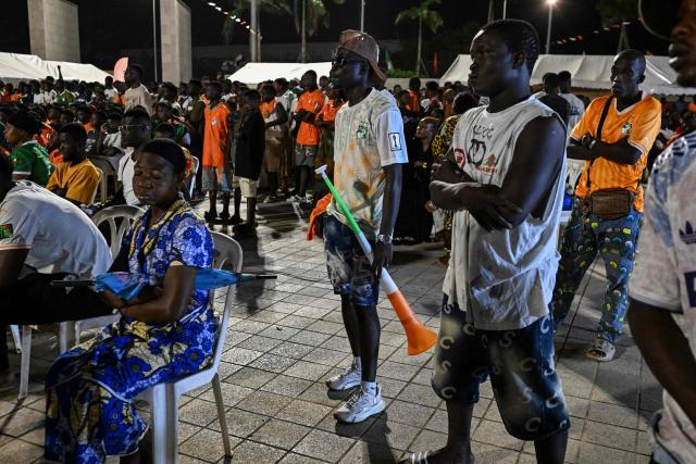 Ivory Coast's National Football team fans gather in front of a giant public brodcast screen as they watch the 2026 FIFA World Cup football tournament match between Ivory Coast and Curacao at the Place de la Mairie in Abobo, suburb of Abidjan on June 25, 2026. (Photo by Issouf SANOGO / AFP)