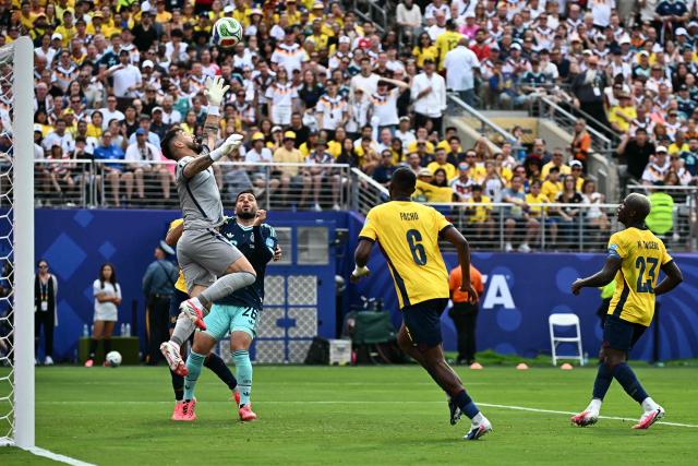Ecuador's goalkeeper #01 Hernan Galindez makes a save during the 2026 World Cup Group E football match between Ecuador and Germany at the New York/New Jersey Stadium in East Rutherford on June 25, 2026. (Photo by Jewel SAMAD / AFP)