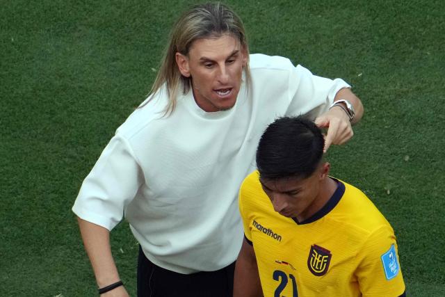 Ecuador's Argentine head coach Sebastian Beccacece talks to Ecuador's midfielder #21 Alan Franco during the 2026 World Cup Group E football match between Ecuador and Germany at the New York/New Jersey Stadium in East Rutherford on June 25, 2026. (Photo by TIMOTHY A. CLARY / AFP)