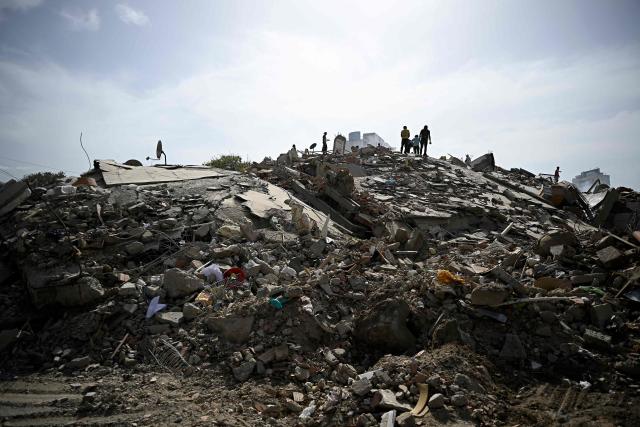 Volunteers search for possible victims amid the rubble following a twin earthquake in Caraballeda, La Guaira state, about 40 km northeast of Caracas, on June 25, 2026. The death toll from twin quakes, measured at magnitudes 7.2 and 7.5, has risen to at least 188, with more than 1,520 others injured, top lawmaker Jorge Rodriguez reported, while residents continue searching for missing relatives. (Photo by Federico PARRA / AFP)