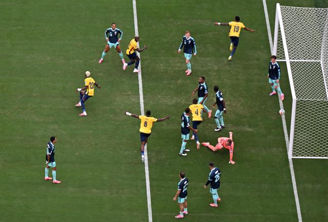 Ecuador's midfielder #19 Gonzalo Plata (R,top) celebrates with teammates after scoring his team's second goal during the 2026 World Cup Group E football match between Ecuador and Germany at the New York/New Jersey Stadium in East Rutherford on June 25, 2026. (Photo by Jewel SAMAD / AFP)