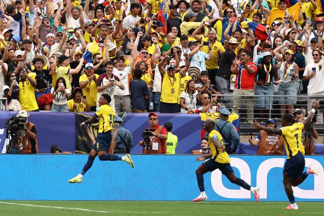 Ecuador's midfielder #19 Gonzalo Plata (L) celebrates scoring his team's second goal during the 2026 World Cup Group E football match between Ecuador and Germany at the New York/New Jersey Stadium in East Rutherford on June 25, 2026. (Photo by CHARLY TRIBALLEAU / AFP)
