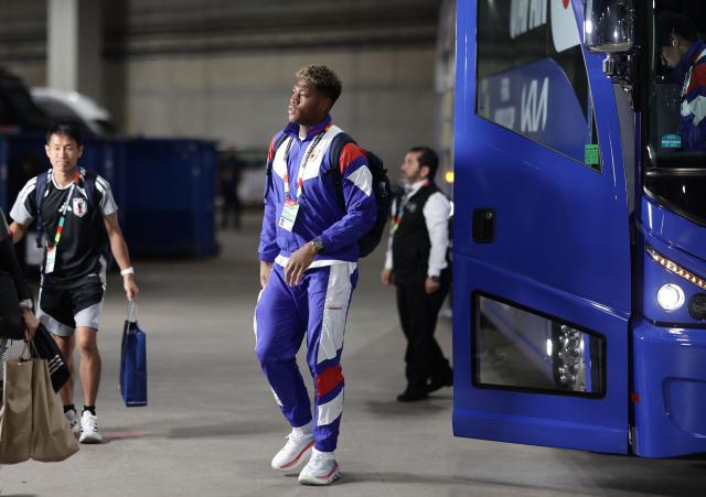 Japan's goalkeeper #01 Zion Suzuki arrives ahead of the 2026 World Cup Group F football match between Japan and Sweden at the Dallas Stadium in Arlington on June 25, 2026. (Photo by Aric BECKER / AFP)