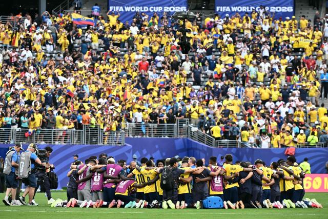 Ecuador's players gather in a circle after winning the 2026 World Cup Group E football match between Ecuador and Germany at the New York/New Jersey Stadium in East Rutherford on June 25, 2026. (Photo by Jewel SAMAD / AFP)