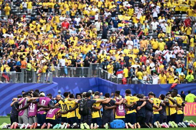 Ecuador's players gather in a circle after winning the 2026 World Cup Group E football match between Ecuador and Germany at the New York/New Jersey Stadium in East Rutherford on June 25, 2026. (Photo by Jewel SAMAD / AFP)