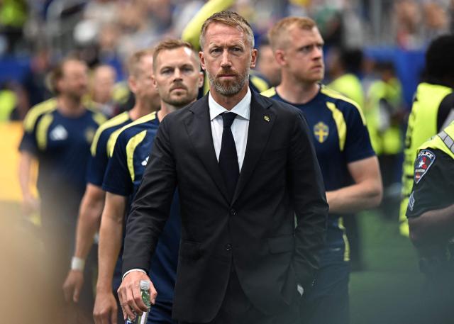 Sweden's English head coach Graham Potter enters the pitch ahead of the 2026 World Cup Group F football match between Japan and Sweden at the Dallas Stadium in Arlington on June 25, 2026.  (Photo by Paul ELLIS / AFP)