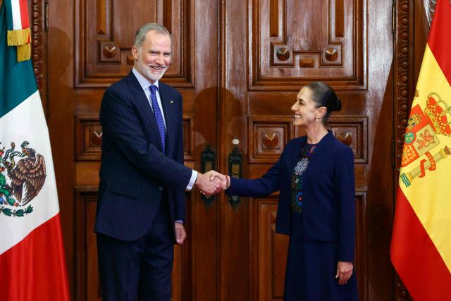 Mexicos' President Claudia Sheinbaum shakes hands with King Felipe VI of Spain at the Palacio Nacional in Mexico City on June 25, 2026. (Photo by Rodrigo Oropeza / AFP)