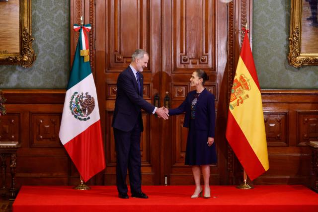Mexicos' President Claudia Sheinbaum shakes hands with King Felipe VI of Spain at the Palacio Nacional in Mexico City on June 25, 2026. (Photo by Rodrigo Oropeza / AFP)