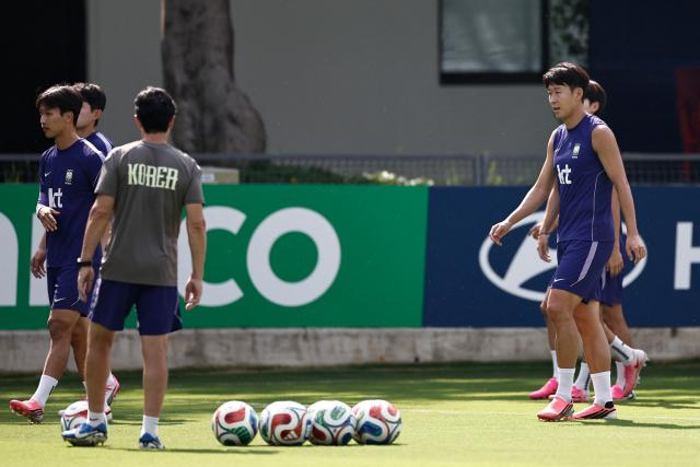 South Korea's forward #07 Son Heung-min (R) takes part in a training session at Chivas Verde Valle in Guadalajara, Mexico on June 25, 2026, during the 2026 World Cup football tournament. (Photo by Ulises RUIZ / AFP)
