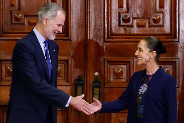 Mexicos' President Claudia Sheinbaum and King Felipe VI of Spain shake hands during a meeting at the Palacio Nacional in Mexico City on June 25, 2026. (Photo by Rodrigo Oropeza / AFP)