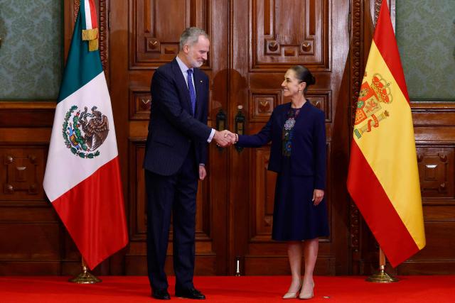 Mexicos' President Claudia Sheinbaum and King Felipe VI of Spain shake hands during a meeting at the Palacio Nacional in Mexico City on June 25, 2026. (Photo by Rodrigo Oropeza / AFP)