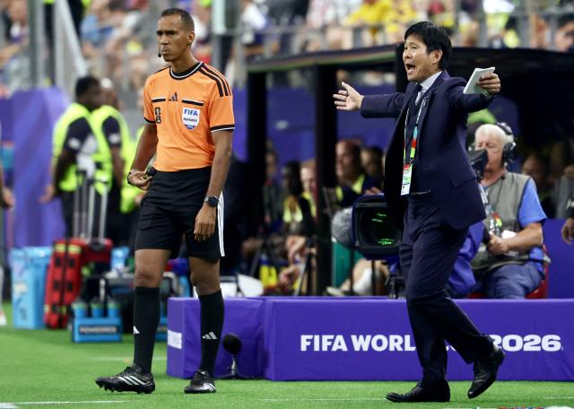 Japan's head coach Hajime Moriyasu gestures during the 2026 World Cup Group F football match between Japan and Sweden at the Dallas Stadium in Arlington on June 25, 2026.  (Photo by Aric Becker / AFP)