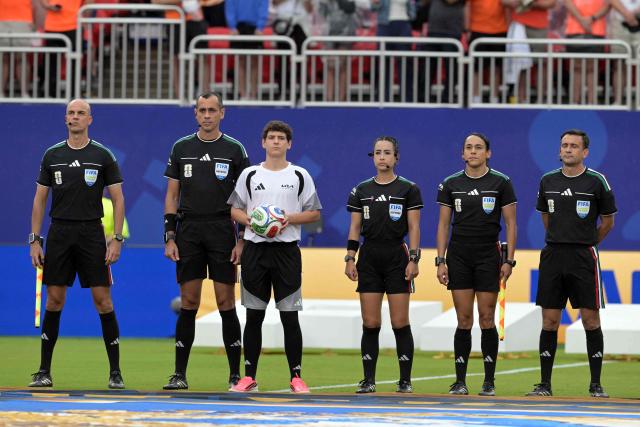 Mexican referee Katia Itzel Garcia (C) gestures ahead of the 2026 World Cup Group F football match between Tunisia and the Netherlands at the Kansas City Stadium in Kansas City on June 25, 2026.  (Photo by Juan MABROMATA / AFP)