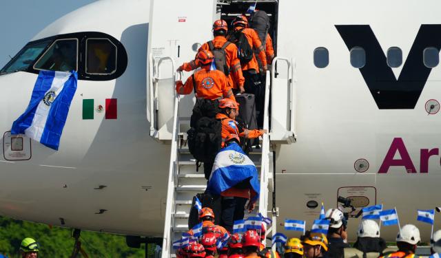 Salvadorean rescuers board a plane heading to Venezuela, at Comalapa Air Base in San Luis Talpa, El Salvador, on June 25, 2026. A first plane carrying a 300-member team of rescuers and experts, as well as food supplies, was sent to Venezuela to assist after the devastating June 24 twin earthquakes. (Photo by Rudy QUIROZ / AFP)