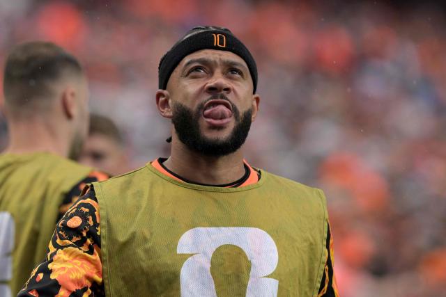 Netherlands' forward #10 Memphis Depay warms up during the 2026 World Cup Group F football match between Tunisia and the Netherlands at the Kansas City Stadium in Kansas City on June 25, 2026.  (Photo by Juan MABROMATA / AFP)