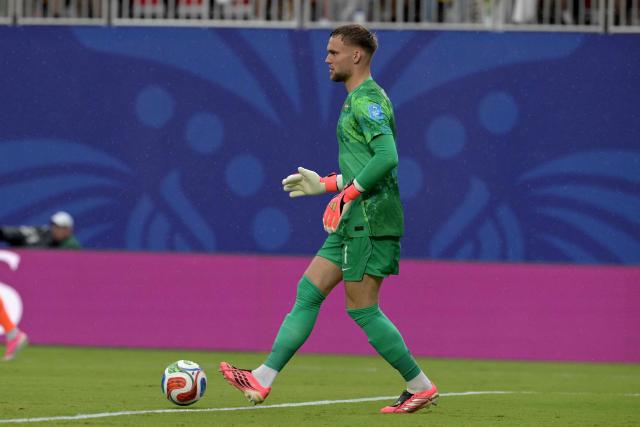 Netherlands' goalkeeper #01 Bart Verbruggen controls the ball during the 2026 World Cup Group F football match between Tunisia and the Netherlands at the Kansas City Stadium in Kansas City on June 25, 2026.  (Photo by Juan MABROMATA / AFP)