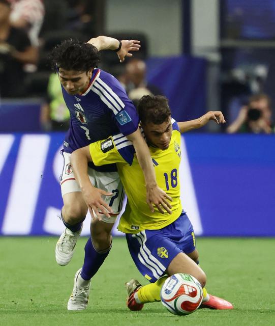 Japan's midfielder #07 Ao Tanaka and Sweden's midfielder #18 Yasin Ayari fight for the ball during the 2026 World Cup Group F football match between Japan and Sweden at the Dallas Stadium in Arlington on June 25, 2026.  (Photo by Aric Becker / AFP)