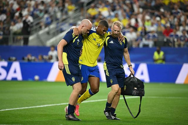 Sweden's defender #04 Isak Hien leaves the pitch after being injured during the 2026 World Cup Group F football match between Japan and Sweden at the Dallas Stadium in Arlington on June 25, 2026.  (Photo by Paul ELLIS / AFP)