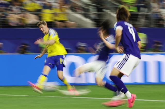 his photograph taken with a slow shutter speed shows Sweden's midfielder #21 Alexander Bernhardsson fighting for the ball during the 2026 World Cup Group F football match between Japan and Sweden at the Dallas Stadium in Arlington on June 25, 2026.  (Photo by Aric Becker / AFP)