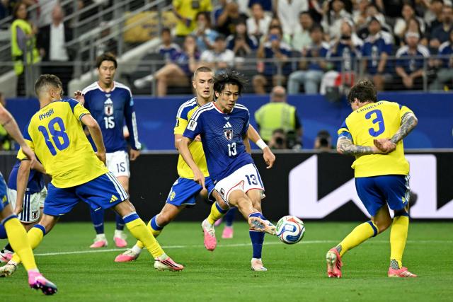 Sweden's midfielder #18 Yasin Ayari, Japan's midfielder #13 Keito Nakamura and Sweden's defender #03 Victor Lindelof fight for the ball during the 2026 World Cup Group F football match between Japan and Sweden at the Dallas Stadium in Arlington on June 25, 2026.  (Photo by Paul ELLIS / AFP)