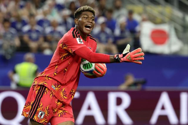 Japan's goalkeeper #01 Zion Suzuki gestures during the 2026 World Cup Group F football match between Japan and Sweden at the Dallas Stadium in Arlington on June 25, 2026.  (Photo by Aric Becker / AFP)
