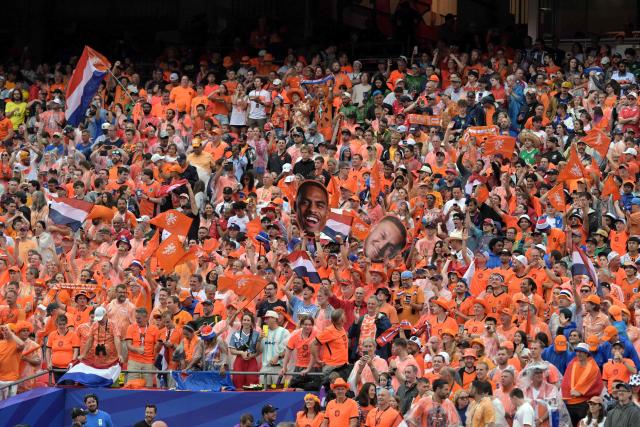 Netherlands' fans cheer their team during the 2026 World Cup Group F football match between Tunisia and the Netherlands at the Kansas City Stadium in Kansas City on June 25, 2026.  (Photo by Juan MABROMATA / AFP)