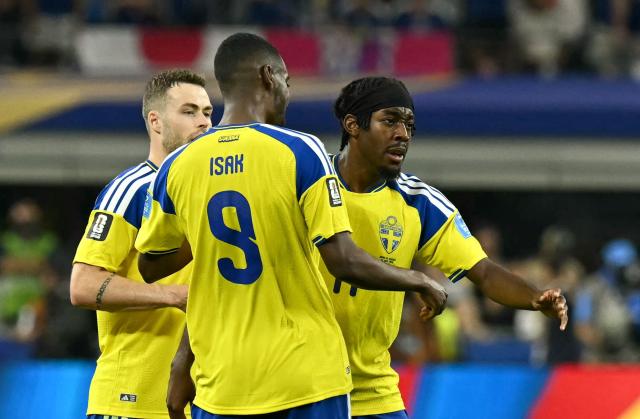 Sweden's forward #11 Anthony Elanga celebrates with teammate forward #09 Alexander Isak scoring his team's first goal during the 2026 World Cup Group F football match between Japan and Sweden at the Dallas Stadium in Arlington on June 25, 2026.  (Photo by Paul ELLIS / AFP)