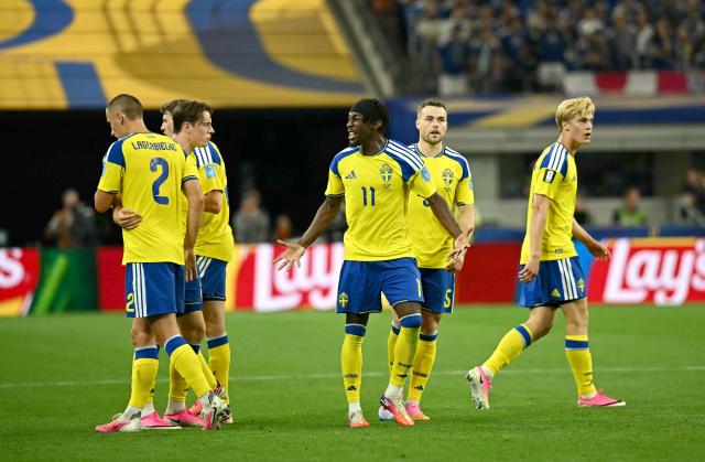 Sweden's forward #11 Anthony Elanga celebrates with teammates scoring his team's first goal during the 2026 World Cup Group F football match between Japan and Sweden at the Dallas Stadium in Arlington on June 25, 2026.  (Photo by Paul ELLIS / AFP)