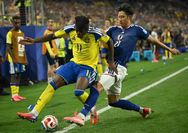 Sweden's forward #11 Anthony Elanga and Japan's defender #21 Hiroki Ito fight for the ball during the 2026 World Cup Group F football match between Japan and Sweden at the Dallas Stadium in Arlington on June 25, 2026.  (Photo by Paul ELLIS / AFP)