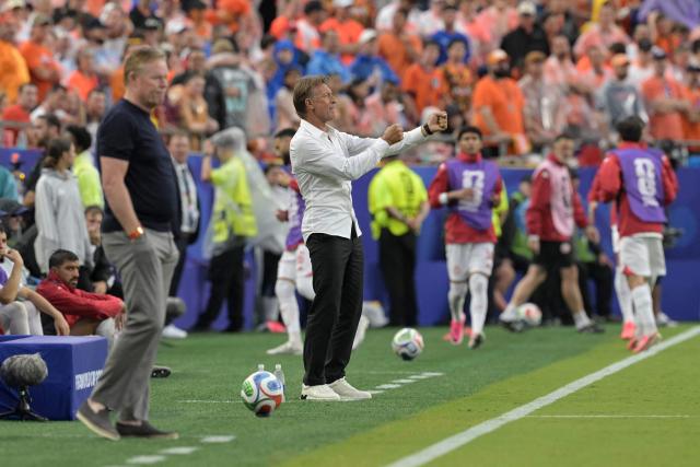 Tunisia's French head coach Herve Renard gestures during the 2026 World Cup Group F football match between Tunisia and the Netherlands at the Kansas City Stadium in Kansas City on June 25, 2026.  (Photo by Juan MABROMATA / AFP)