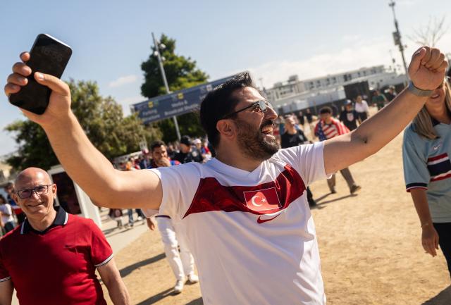 A Turkey's fan cheers his team ahead of the 2026 World Cup Group D football match between Turkey and USA at the Los Angeles Stadium in Inglewood on June 25, 2026.  (Photo by Etienne LAURENT / AFP)
