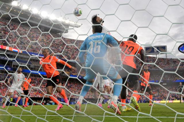 Netherlands’ defender #04 Virgil van Dijk keeps his eyes on the ball as defender #06 Jan Paul van Hecke (out of frame) scores his team’s third goal during the 2026 World Cup Group F football match between Tunisia and the Netherlands at the Kansas City Stadium in Kansas City on June 25, 2026.  (Photo by Juan MABROMATA / AFP)