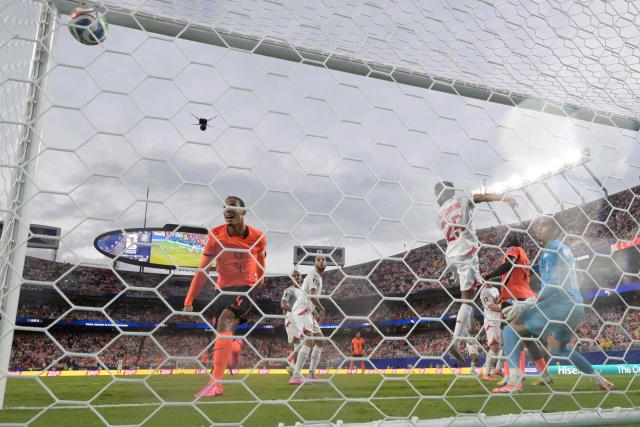 Netherlands’ defender #04 Virgil van Dijk keeps his eyes on the ball as defender #06 Jan Paul van Hecke (out of frame) scores his team’s third goal during the 2026 World Cup Group F football match between Tunisia and the Netherlands at the Kansas City Stadium in Kansas City on June 25, 2026.  (Photo by Juan MABROMATA / AFP)