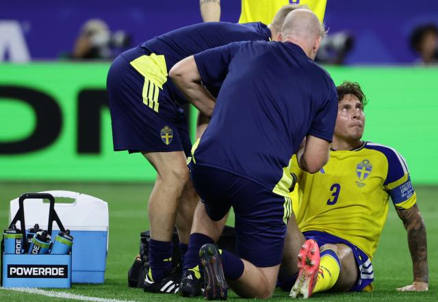 Sweden's defender #03 Victor Lindelof receives medical attention during the 2026 World Cup Group F football match between Japan and Sweden at the Dallas Stadium in Arlington on June 25, 2026.  (Photo by Aric Becker / AFP)
