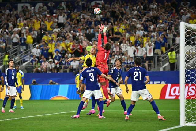 Sweden's defender #02 Gustaf Lagerbielke and Japan's goalkeeper #01 Zion Suzuki fight for the ball next to Japan's forward #19 Koki Ogawa during the 2026 World Cup Group F football match between Japan and Sweden at the Dallas Stadium in Arlington on June 25, 2026.  (Photo by Paul ELLIS / AFP)