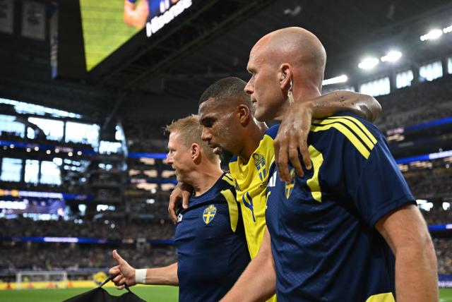 Sweden's defender #04 Isak Hien leaves the pitch after being injured during the 2026 World Cup Group F football match between Japan and Sweden at the Dallas Stadium in Arlington on June 25, 2026.  (Photo by Paul ELLIS / AFP)