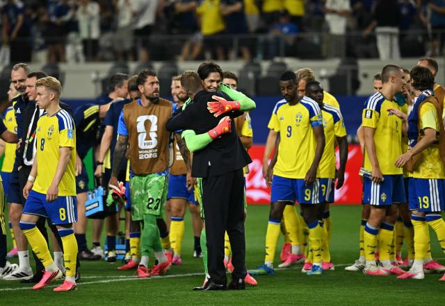 Sweden's English head coach Graham Potter and Sweden's goalkeeper #01 Jacob Widell Zetterstrom celebrate at the end of the 2026 World Cup Group F football match between Japan and Sweden at the Dallas Stadium in Arlington on June 25, 2026.  (Photo by Paul ELLIS / AFP)