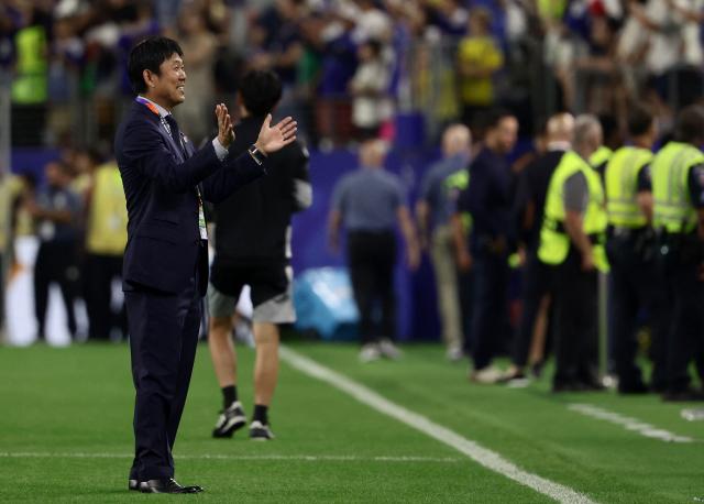 Japan's head coach Hajime Moriyasu waves to fans at the end of the 2026 World Cup Group F football match between Japan and Sweden at the Dallas Stadium in Arlington on June 25, 2026.  (Photo by Aric Becker / AFP)