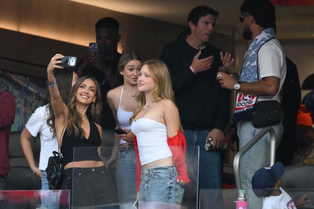 US actress Jessica Alba (C) attends the 2026 World Cup Group D football match between Turkey and USA at the Los Angeles Stadium in Inglewood on June 25, 2026.  (Photo by Patrick T. FALLON / AFP)