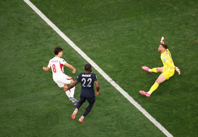Turkey's midfielder #08 Arda Guler (L) scores his team's first goal during the 2026 World Cup Group D football match between Turkey and USA at the Los Angeles Stadium in Inglewood on June 25, 2026.  (Photo by Etienne LAURENT / AFP)