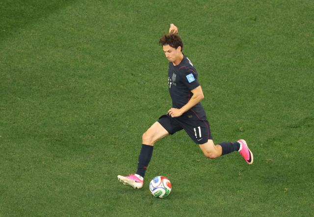 US forward #11 Brenden Aaronson kicks the ball during the 2026 World Cup Group D football match between Turkey and USA at the Los Angeles Stadium in Inglewood on June 25, 2026.  (Photo by Etienne LAURENT / AFP)