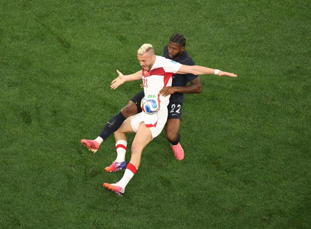Turkey's forward #21 Baris Alper Yilmaz (L) and US defender #22 Mark McKenzie fight for the ball during the 2026 World Cup Group D football match between Turkey and USA at the Los Angeles Stadium in Inglewood on June 25, 2026.  (Photo by Etienne LAURENT / AFP)