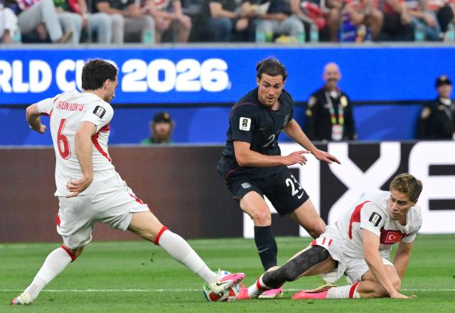 Turkey's midfielder #06 Orkun Kokcu and US defender #23 Joe Scally fight for the ball during the 2026 World Cup Group D football match between Turkey and USA at the Los Angeles Stadium in Inglewood on June 25, 2026.  (Photo by Frederic J. BROWN / AFP)