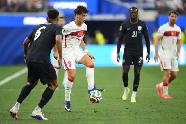 US defender #06 Auston Trusty and Turkey's midfielder #08 Arda Guler fight for the ball during the 2026 World Cup Group D football match between Turkey and USA at the Los Angeles Stadium in Inglewood on June 25, 2026.  (Photo by Patrick T. FALLON / AFP)