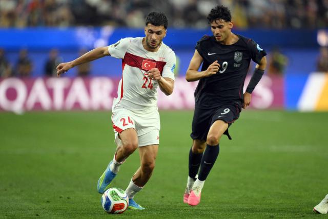 Turkey's forward #24 Oguz Aydin and US forward #09 Ricardo Pepi fight for the ball during the 2026 World Cup Group D football match between Turkey and USA at the Los Angeles Stadium in Inglewood on June 25, 2026.  (Photo by Patrick T. FALLON / AFP)