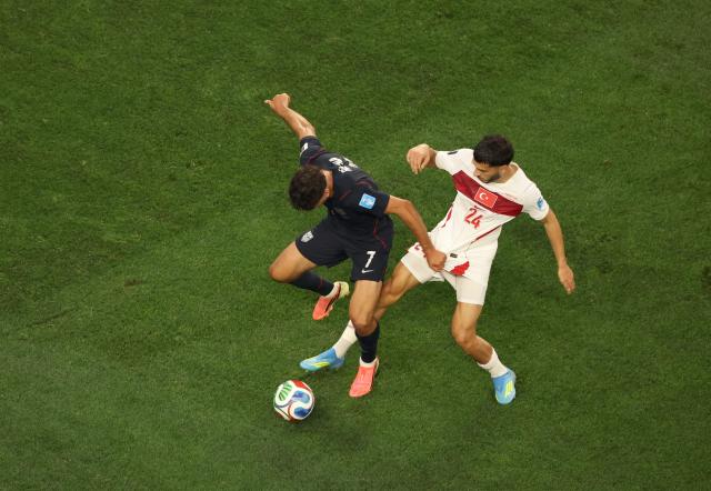 US midfielder #07 Giovanni Reyna and Turkey's forward #24 Oguz Aydin fight for the ball during the 2026 World Cup Group D football match between Turkey and USA at the Los Angeles Stadium in Inglewood on June 25, 2026.  (Photo by Etienne LAURENT / AFP)